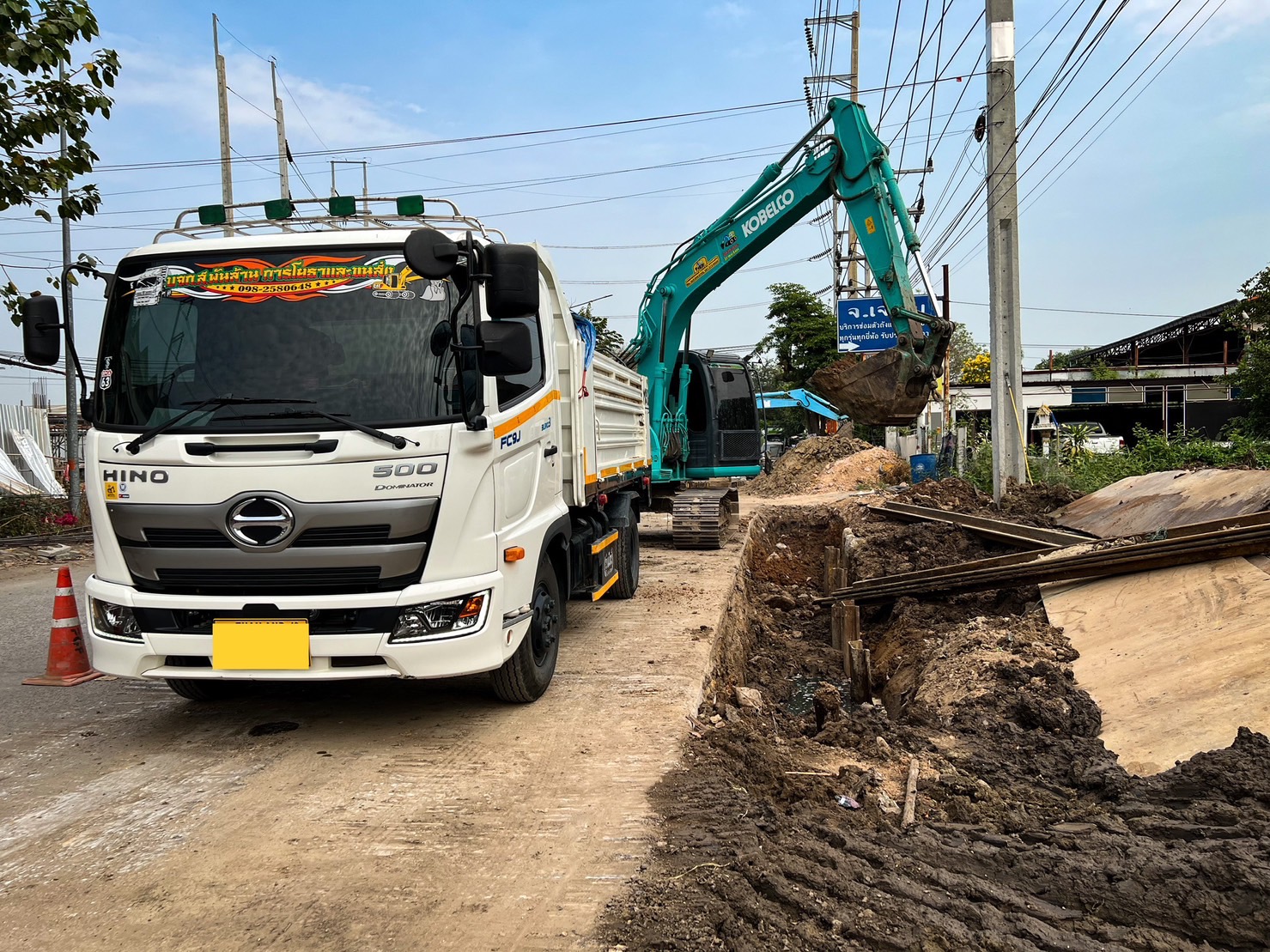 14 - https://sorphanlarnbackhoe.com | บริษัท ส.พันล้าน การโยธาและ ขนส่ง จำกัด - ให้เช่ารถแบคโฮ PC30 - PC120 รถบด 4 -10 ตัน  รถแทรกเตอร์ รถดั้มพ์ 3 คิว 5 คิว รายวัน/รายเดือน