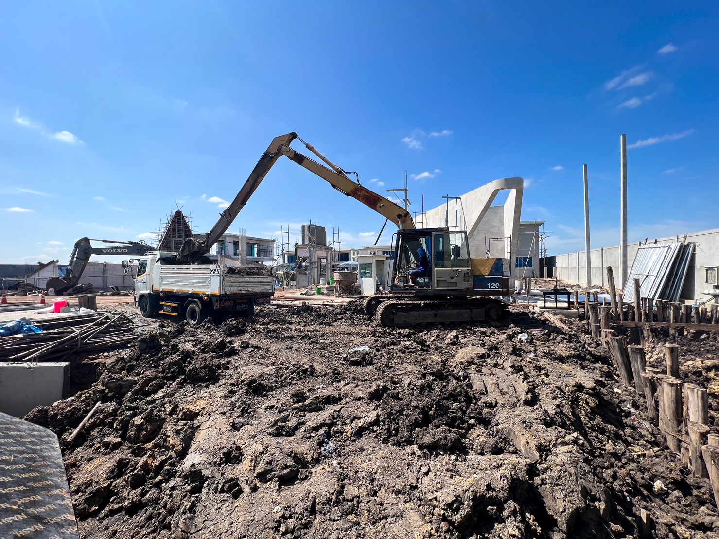 18 - https://sorphanlarnbackhoe.com | บริษัท ส.พันล้าน การโยธาและ ขนส่ง จำกัด - ให้เช่ารถแบคโฮ PC30 - PC120 รถบด 4 -10 ตัน  รถแทรกเตอร์ รถดั้มพ์ 3 คิว 5 คิว รายวัน/รายเดือน