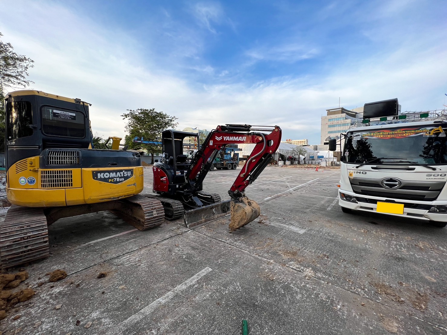 22 - https://sorphanlarnbackhoe.com | บริษัท ส.พันล้าน การโยธาและ ขนส่ง จำกัด - ให้เช่ารถแบคโฮ PC30 - PC120 รถบด 4 -10 ตัน  รถแทรกเตอร์ รถดั้มพ์ 3 คิว 5 คิว รายวัน/รายเดือน