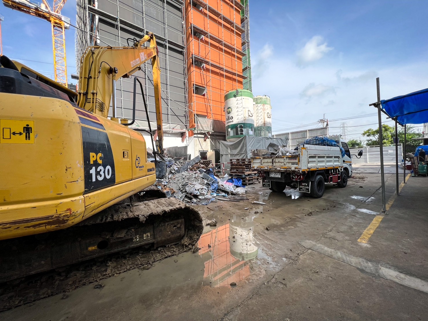 38 - https://sorphanlarnbackhoe.com | บริษัท ส.พันล้าน การโยธาและ ขนส่ง จำกัด - ให้เช่ารถแบคโฮ PC30 - PC120 รถบด 4 -10 ตัน  รถแทรกเตอร์ รถดั้มพ์ 3 คิว 5 คิว รายวัน/รายเดือน