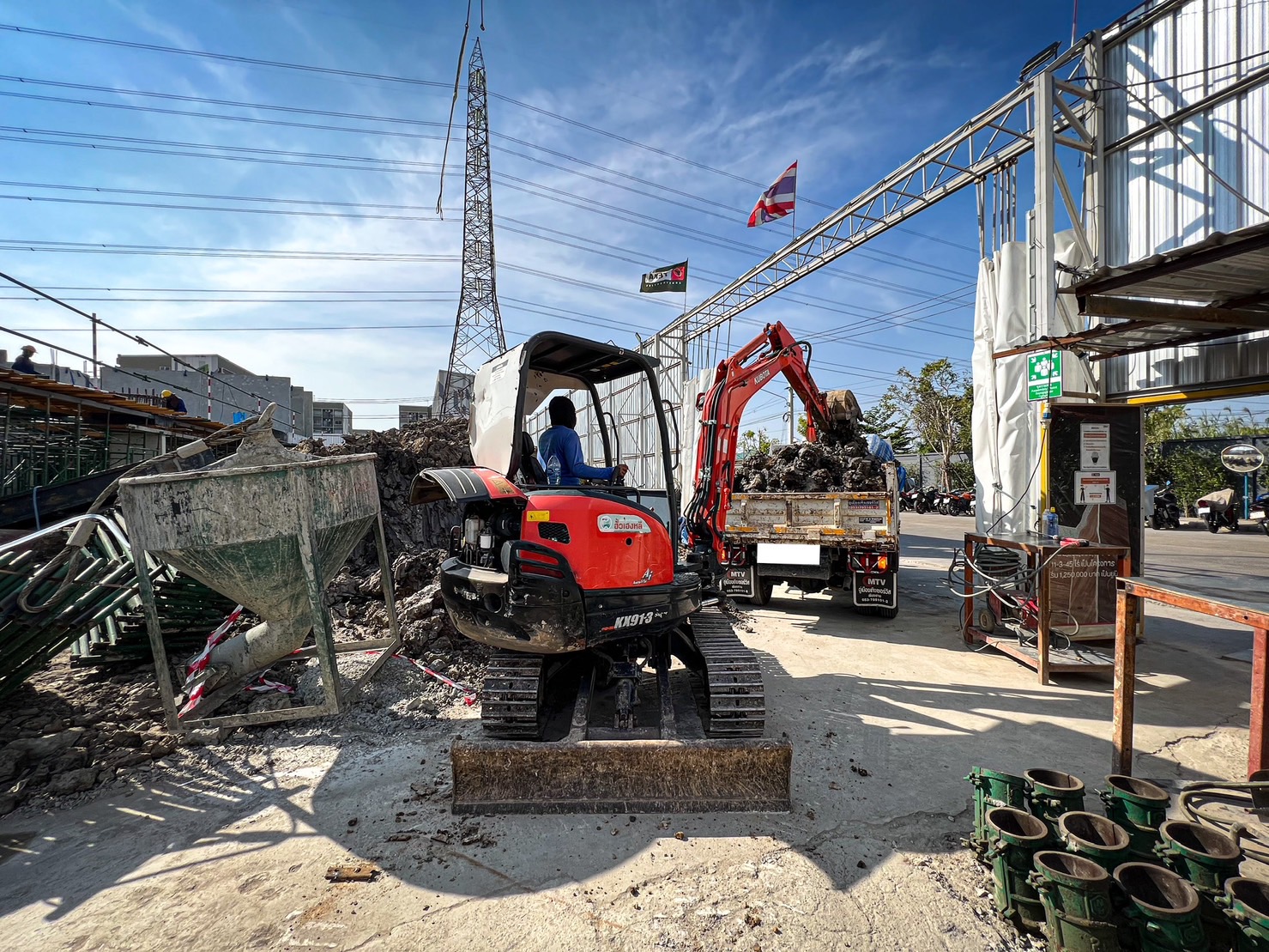 42 - https://sorphanlarnbackhoe.com | บริษัท ส.พันล้าน การโยธาและ ขนส่ง จำกัด - ให้เช่ารถแบคโฮ PC30 - PC120 รถบด 4 -10 ตัน  รถแทรกเตอร์ รถดั้มพ์ 3 คิว 5 คิว รายวัน/รายเดือน