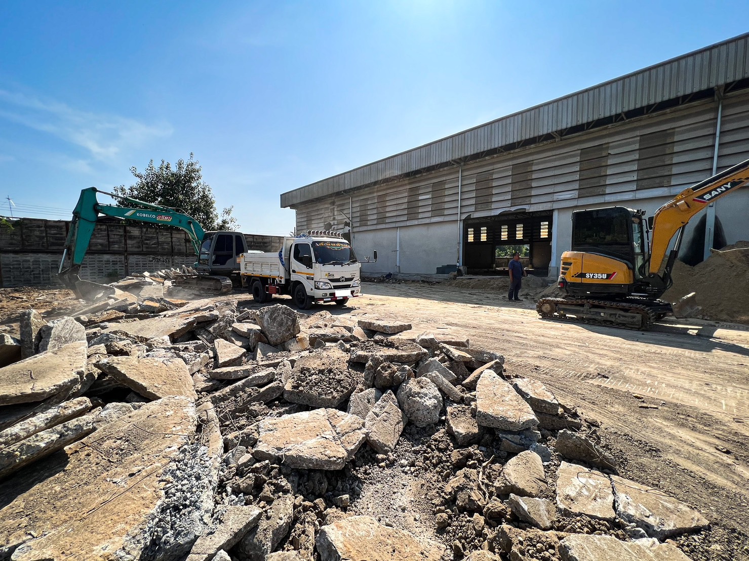 48 - https://sorphanlarnbackhoe.com | บริษัท ส.พันล้าน การโยธาและ ขนส่ง จำกัด - ให้เช่ารถแบคโฮ PC30 - PC120 รถบด 4 -10 ตัน  รถแทรกเตอร์ รถดั้มพ์ 3 คิว 5 คิว รายวัน/รายเดือน