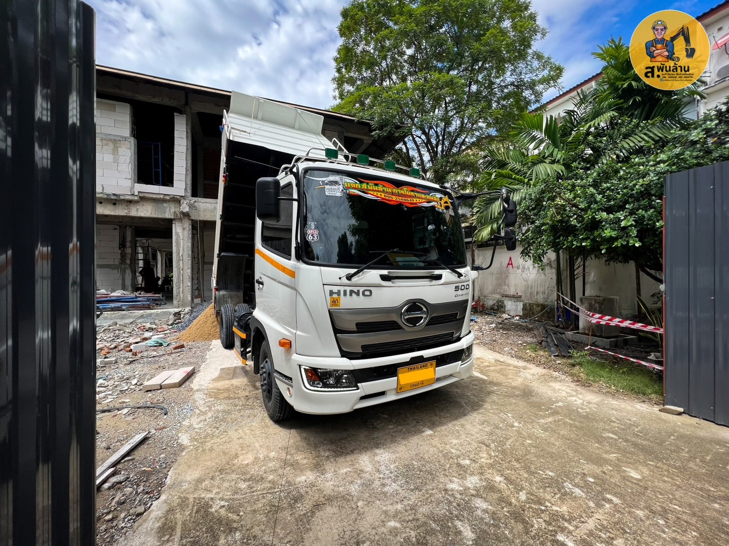 รถบรรทุกเข้ารับวัสดุในโครงการ - บริษัท ส.พันล้าน การโยธาและขนส่ง จำกัด เช่าเครื่องจักร ถมที่ รื้อถอน
