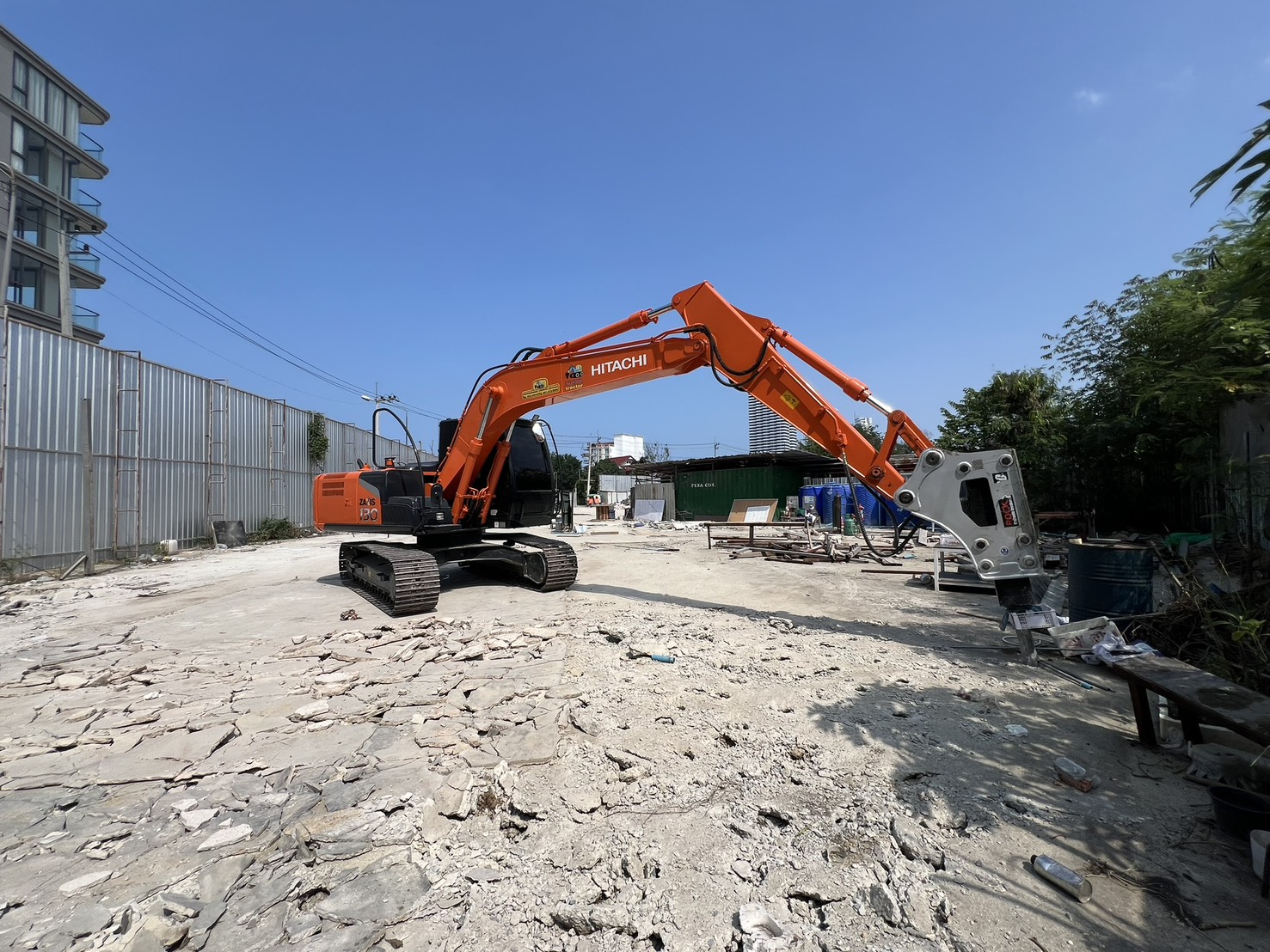 งานสกัดรื้อพื้นคอนกรีต - บริษัท ส.พันล้าน การโยธาและขนส่ง จำกัด เช่าเครื่องจักร ถมที่ รื้อถอน