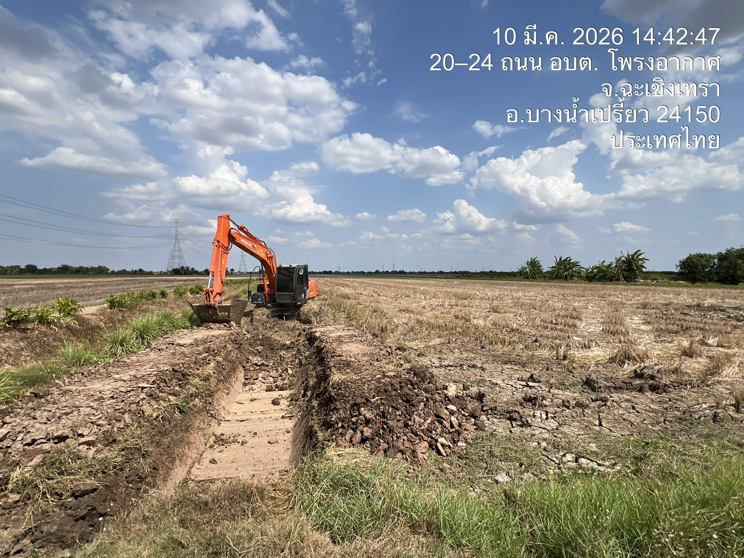 ขุดร่องระบายน้ำในแปลงที่ดิน - บริษัท ส.พันล้าน การโยธาและขนส่ง จำกัด เช่าเครื่องจักร ถมที่ รื้อถอน