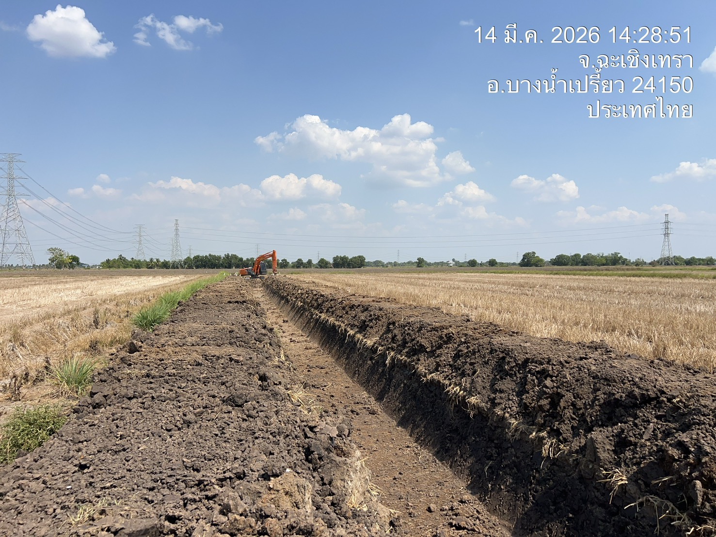 แนวร่องน้ำที่ขุดเสร็จเรียบร้อย - บริษัท ส.พันล้าน การโยธาและขนส่ง จำกัด เช่าเครื่องจักร ถมที่ รื้อถอน