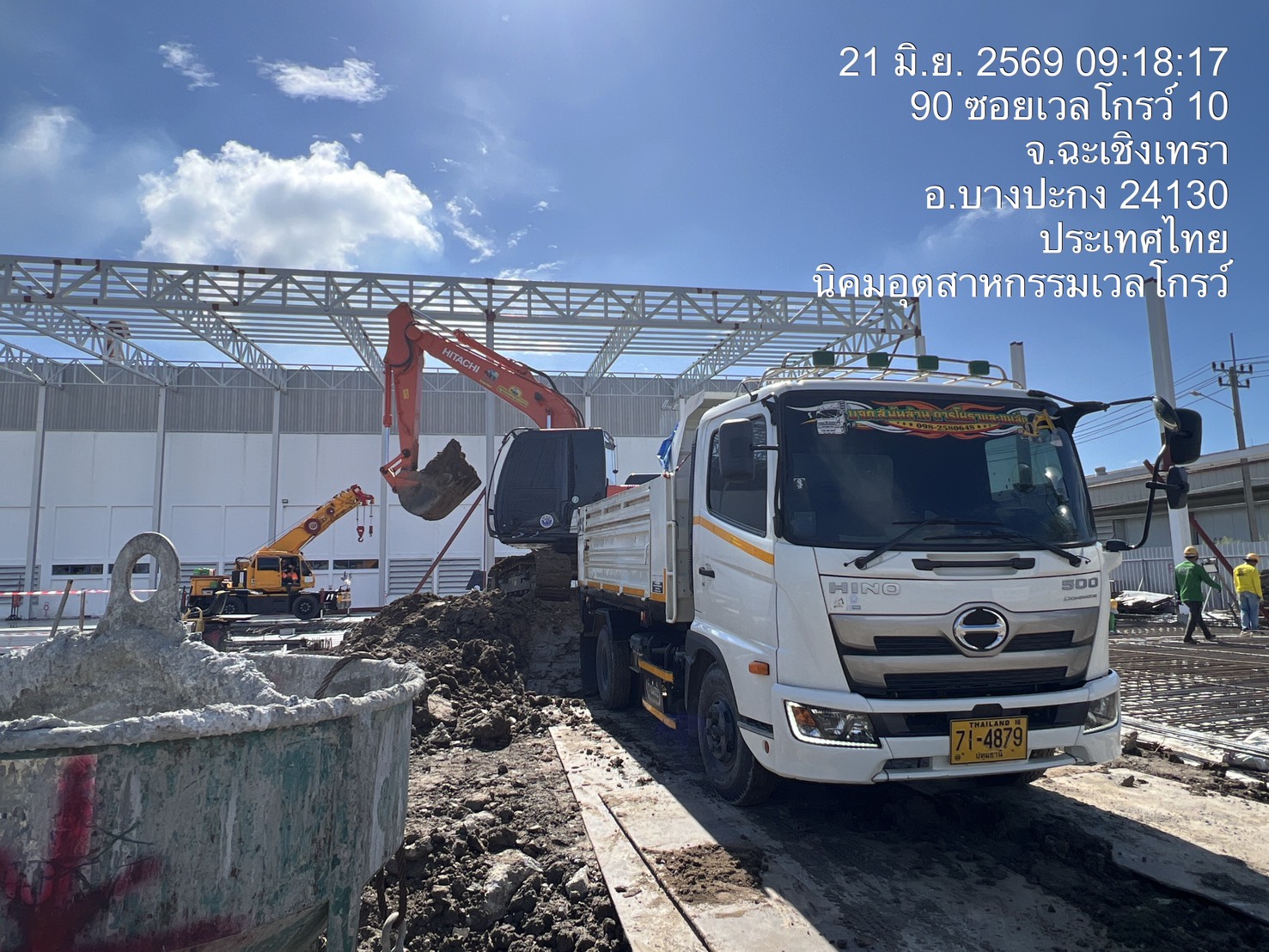 ตักวัสดุขึ้นรถบรรทุกในไซต์งาน - บริษัท ส.พันล้าน การโยธาและขนส่ง จำกัด เช่าเครื่องจักร ถมที่ รื้อถอน
