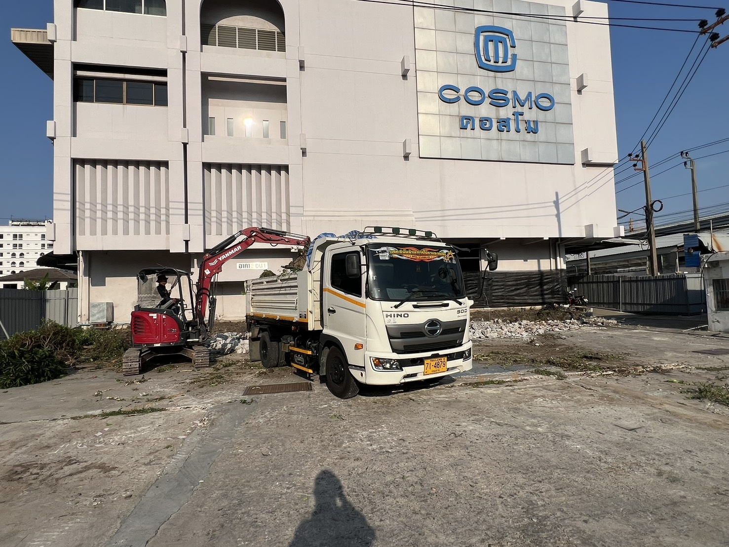 รถบรรทุกติดเครนเข้ารับงานหน้าอาคาร - บริษัท ส.พันล้าน การโยธาและขนส่ง จำกัด เช่าเครื่องจักร ถมที่ รื้อถอน