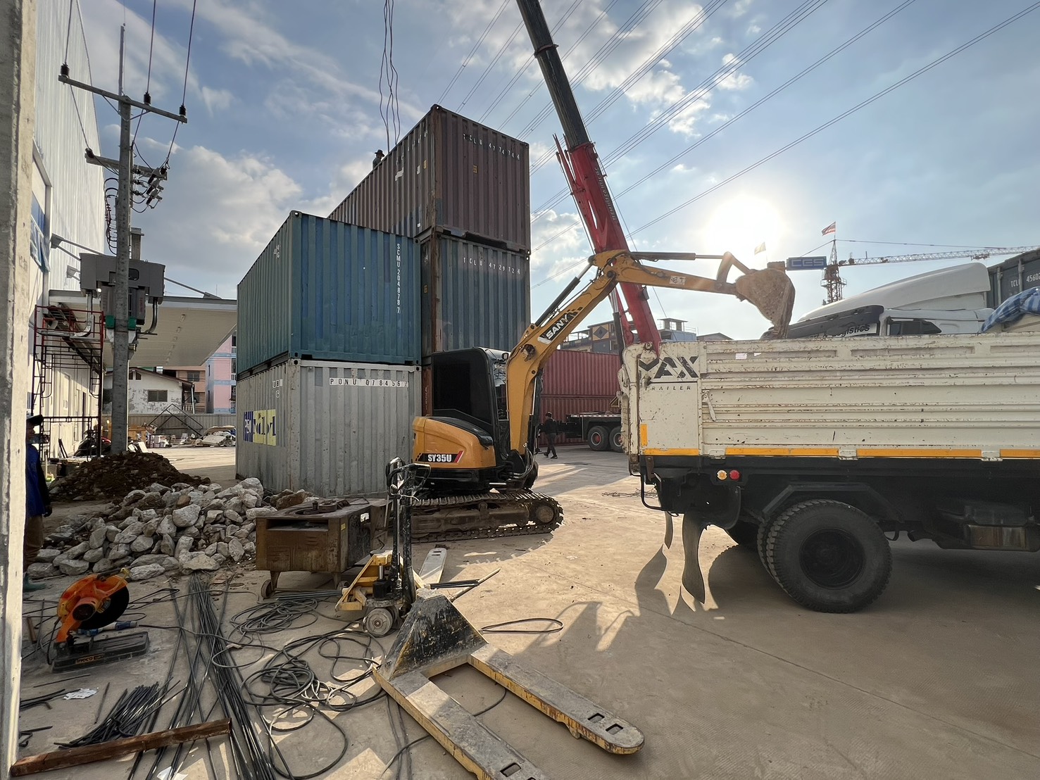 ขนย้ายวัสดุหน้าลานคอนเทนเนอร์ - บริษัท ส.พันล้าน การโยธาและขนส่ง จำกัด เช่าเครื่องจักร ถมที่ รื้อถอน