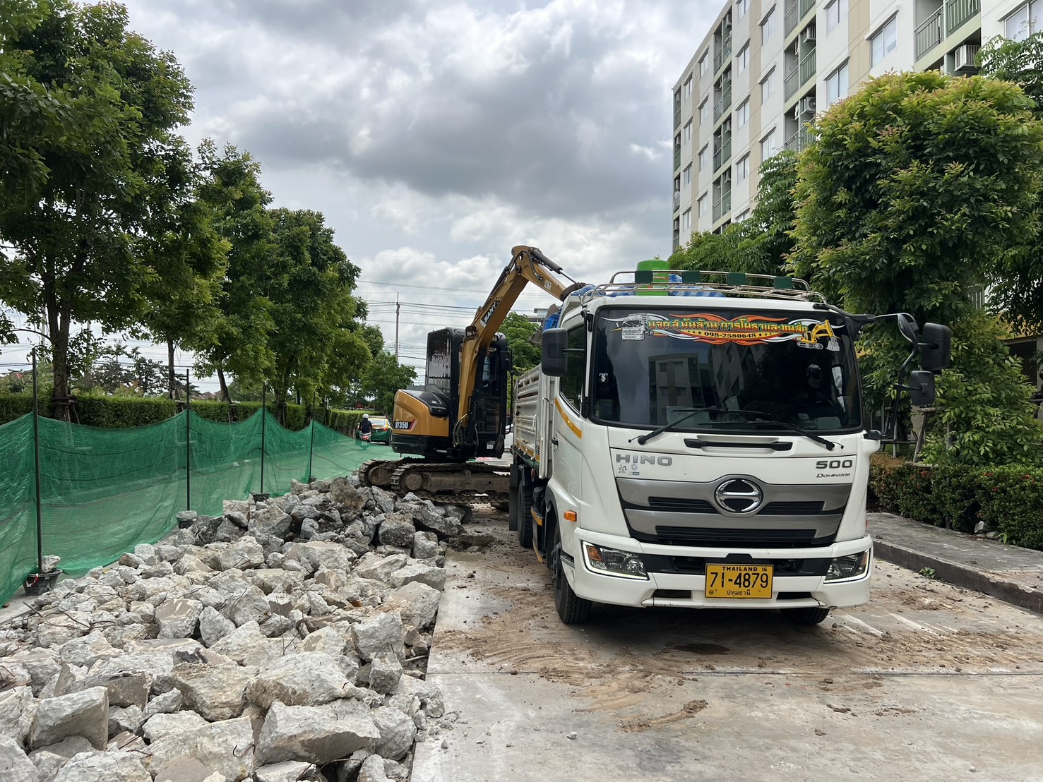 รื้อถอนพร้อมขนเศษวัสดุออกจากไซต์งาน - บริษัท ส.พันล้าน การโยธาและขนส่ง จำกัด เช่าเครื่องจักร ถมที่ รื้อถอน