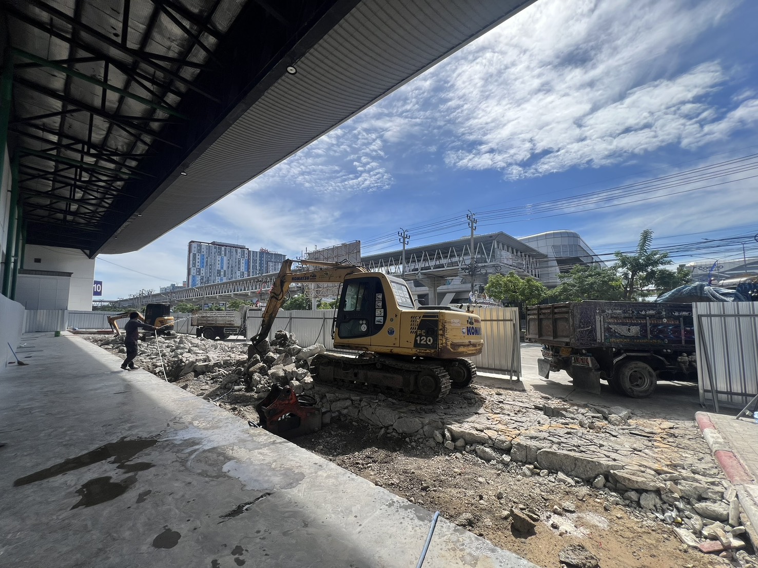 งานรื้อผิวคอนกรีตหน้าอาคาร - บริษัท ส.พันล้าน การโยธาและขนส่ง จำกัด เช่าเครื่องจักร ถมที่ รื้อถอน