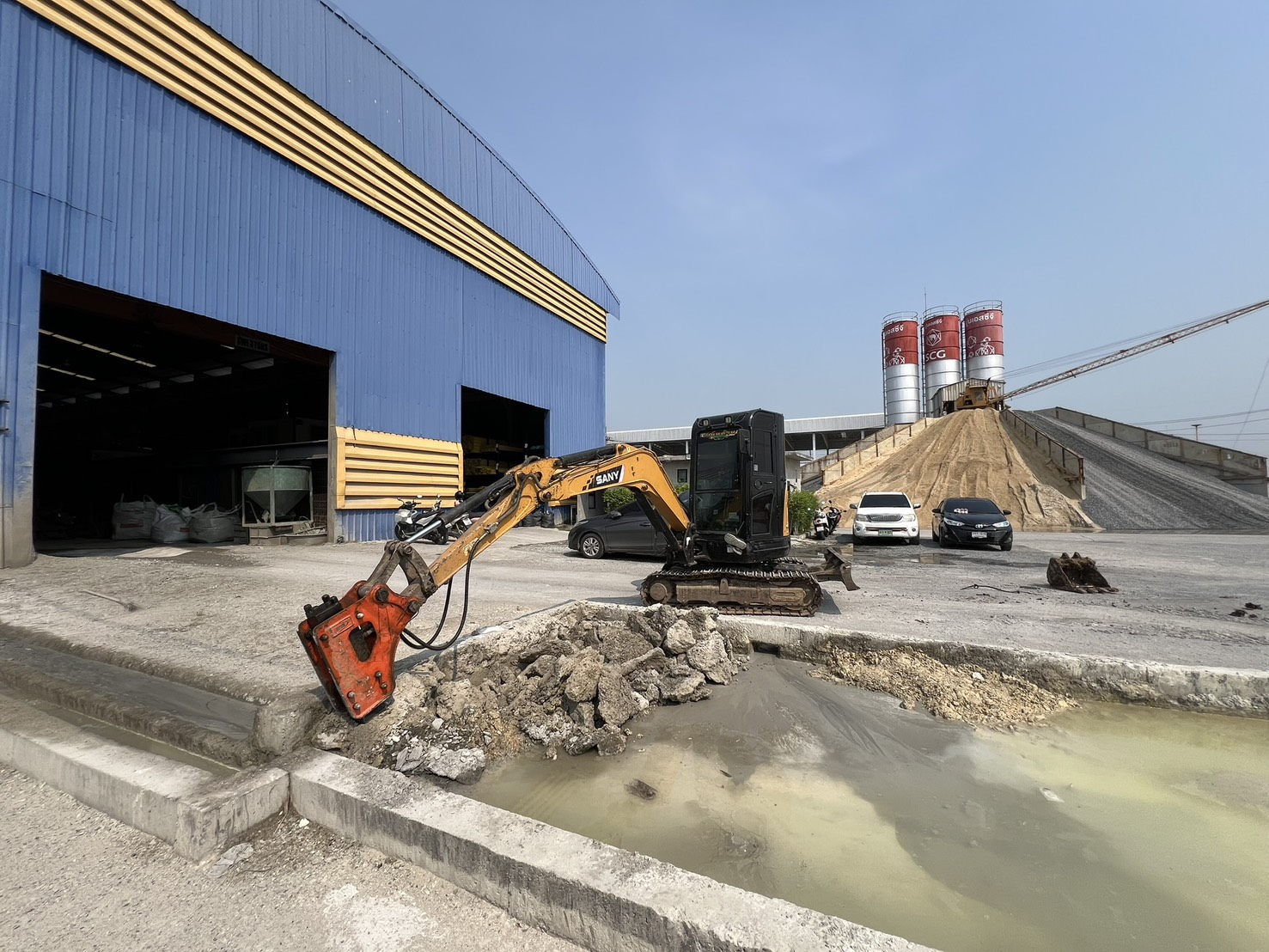 สกัดขอบคอนกรีตริมบ่อโรงงาน - บริษัท ส.พันล้าน การโยธาและขนส่ง จำกัด เช่าเครื่องจักร ถมที่ รื้อถอน